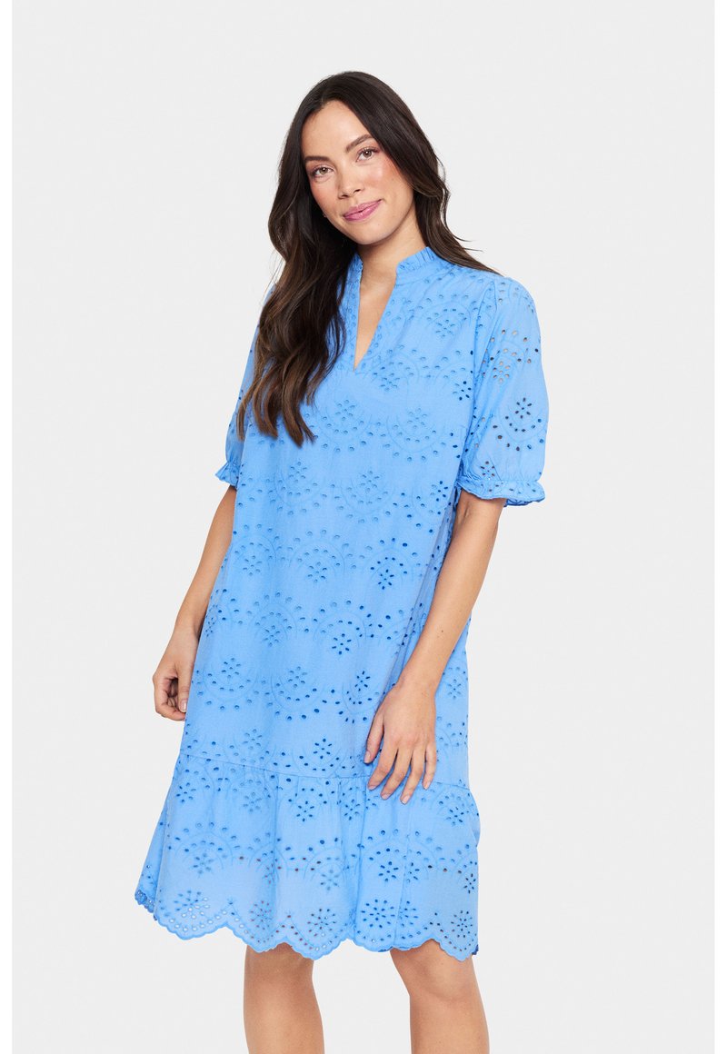 Robes bleu clair fabriquées en tissu avec des motifs floraux découpés au laser. Présente un col haut et des manches bouffantes, avec un ourlet festonné.