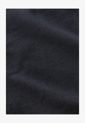 Must mustriga kangas, mis on sileda tekstuuriga, omades peeneid toonimuutusi ja sädelust, ühtlase välimusega ning ilma nähtavate mustriteta.