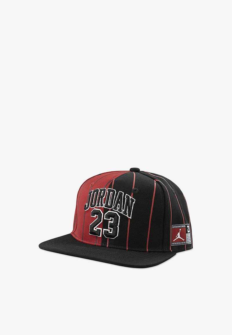 Cappellino da baseball nero e rosso con strisce verticali, recante la scritta "JORDAN 23" ricamata in bianco e una toppa con logo sul lato.