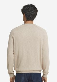 Hellbeiger Pullover, weicher Stoff, runder Halsausschnitt, gerippte Bündchen und Saum, leichtes Material, Raglanärmel, lässige Passform.