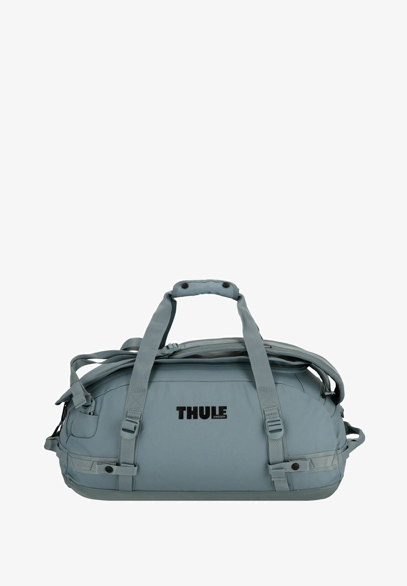 Borsone grigio con spallacci regolabili e maniglia superiore, dotato di un'ampia apertura e tasca laterale, realizzato in materiale durevole con una texture liscia.