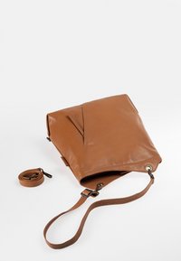 Braune Lederhandtasche mit strukturiertem Design, seitlichem Fach, abnehmbarem Schulterriemen und glatter Oberfläche.