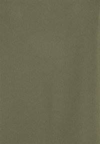 Tkanina w oliwkowym kolorze o mi�ękkiej, teksturowanej powierzchni. Materiał wygląda na tkany, z jednolitym wykończeniem i subtelnym połyskiem.