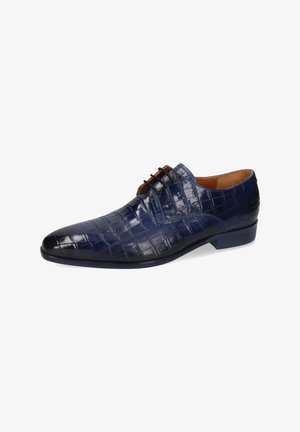 Une chaussure habillée en cuir bleu marine présente un motif crocodile, un bout pointu et un laçage. Texture lisse avec une finition brillante.