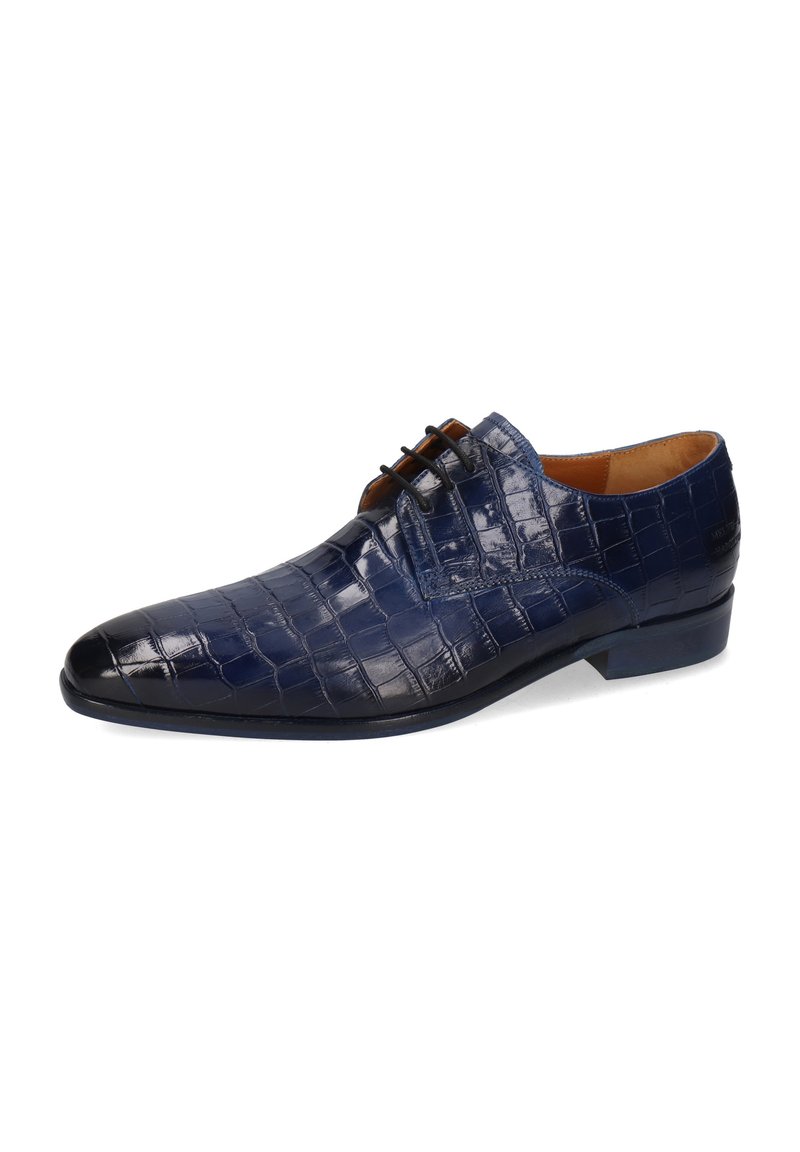 Una scarpa da uomo in pelle blu navy presenta un motivo coccodrillo, punta affusolata e chiusura con lacci. Texture liscia con una finitura lucida.