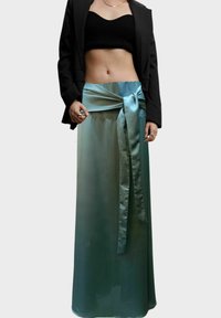 Una falda larga de tela de satén, que presenta un degradado ombré de un teal claro a uno oscuro, con una cintura atada y una textura suave.