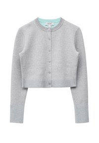 Ljusgrå kort cardigan med långa ärmar, rund halsringning, knäppning framtill och ribbstickade muddar och fåll.
