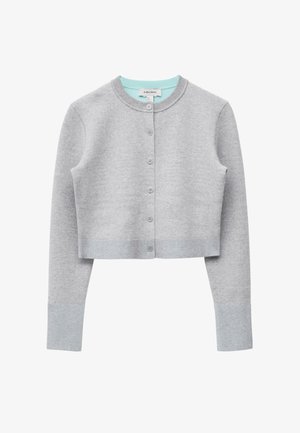 Hellgraue, kurz geschnittene Strickjacke mit langen Ärmeln, rundem Ausschnitt, Knopfleiste vorne sowie gerippten Bündchen und Saum.