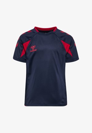 Granatowy sportowy t-shirt z krótkim rękawem z czerwonymi akcentami na ramionach i kołnierzu, z czerwonym logo hummel na piersi.
