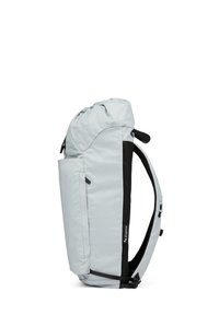 Hellgrauer Rucksack mit Rolltop-Design, verstellbaren Trägern, seitlicher Tasche und Mesh-Polsterung für Komfort. Verfügt über eine minimalistische Ästhetik.