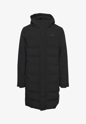 Abrigo acolchado negro con capucha, con una silueta recta, textura acolchada y cierre de cremallera en la parte frontal. Marca sutil en el pecho.