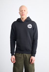 Sweatshirt preta com capuz, apresentando um logotipo branco "ALPHA INDUSTRIES" no peito. Mangas compridas, bolso frontal tipo pouch e punhos canelados.