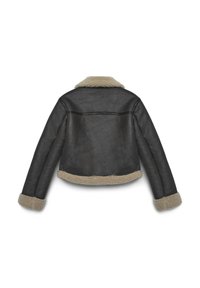 Giubbotto in ecopelle nera con collo e polsini in shearling beige, design corto, texture liscia e semplici dettagli di cucitura sul retro.