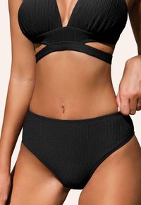 Černý bikini, který se vyznačuje texturovaným, žebrovaným designem. Vrchní díl má hluboký výstřih do V a výřezové akcenty. Kalhotky s vysokým pasem nabízejí plné zakrytí.