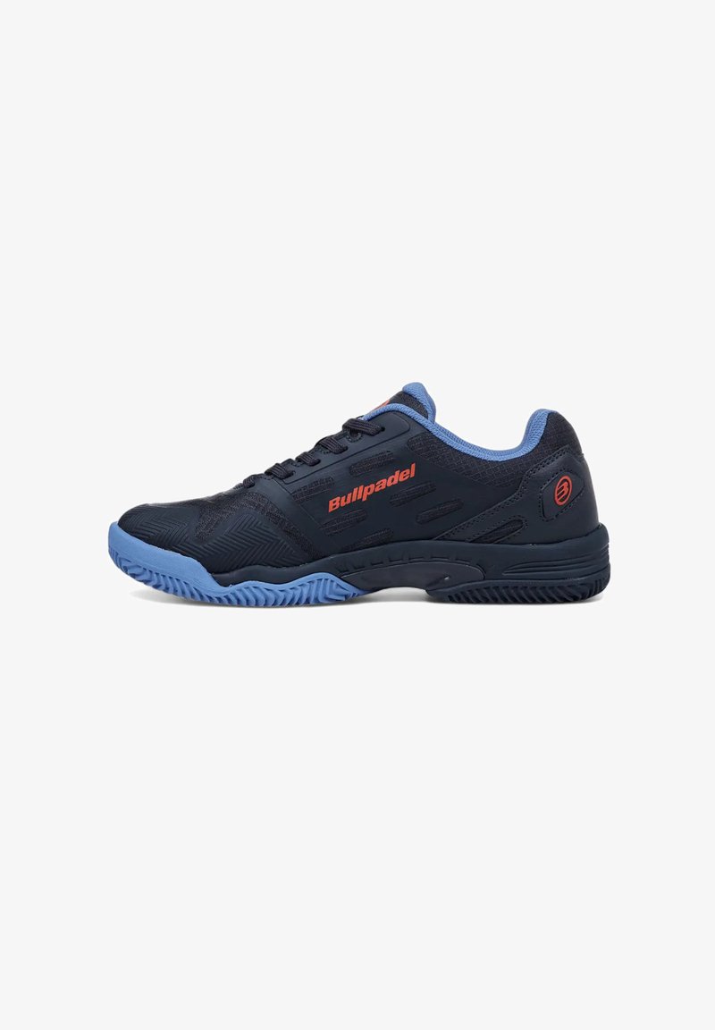 Baskets de sport pour homme, avec une tige en textile bleu foncé, des accents bleu clair, une semelle texturée et un logo sur le côté.
