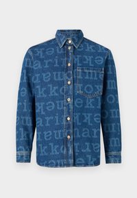Denimskjorte med knapper foran og brystlomme, med et gjentatt tekstmønster i en lysere nyanse på stoffs overflate.
