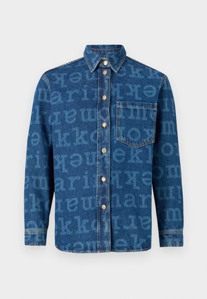 Denimskjorte med knapper foran og brystlomme, med et gjentatt tekstmønster i en lysere nyanse på stoffs overflate.