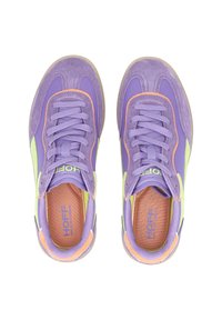 Baskets violettes avec des accents verts, languette rembourrée et talon renforcé. Comprend des lacets et un intérieur orange. Semelle en caoutchouc pour l'adhérence.