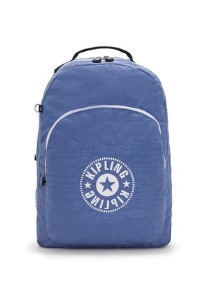 Zaino in nylon blu con un logo bianco rotondo, scomparti con zip e una superficie texture. Presenta una maniglia superiore e spallacci regolabili.