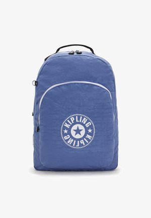 Zaino in nylon blu con un logo bianco rotondo, scomparti con zip e una superficie texture. Presenta una maniglia superiore e spallacci regolabili.