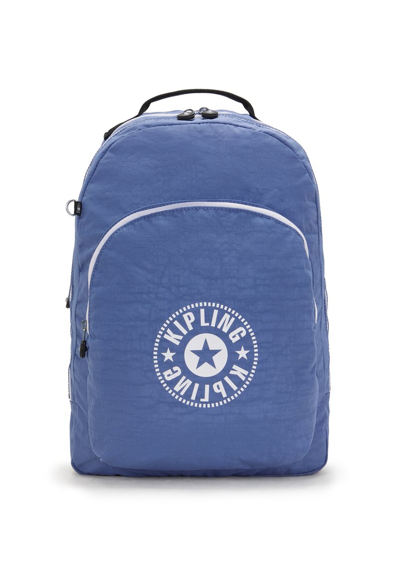 Mochila de nylon azul con un logo blanco redondo, compartimentos con cremallera y una superficie texturizada. Cuenta con un asa superior y correas de hombro ajustables.