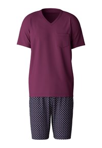 V-Ausschnitt T-Shirt in Dunkelviolett, mit einer Brusttasche, kombiniert mit bedruckten Shorts in Marineblau, Rot und weißen geometrischen Mustern.