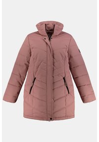 Abrigo acolchado de color rosa con un alto cuello, patrón acolchado y bolsillos laterales con cremallera negra. Presenta una cremallera frontal y un botón decorativo en el dobladillo.