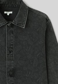 Chemise en denim noir avec un motif texturé subtil, dotée d'un col pointu, d'une fermeture par boutons et de détails de coutures contrastantes.