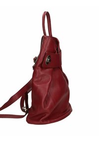 Bolso de hombro de cuero rojo con un acabado texturizado, un asa superior y una larga correa ajustable. Presenta un cierre circular en tono plateado.