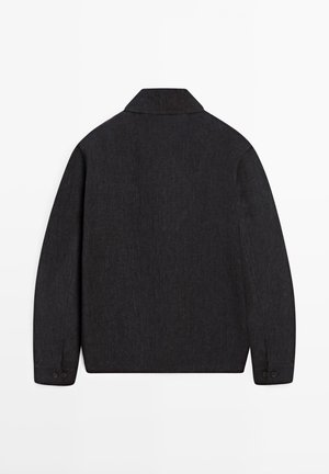 Veste à manches longues en charbon foncé avec col et poignets boutonnés, vue de dos sur fond blanc.