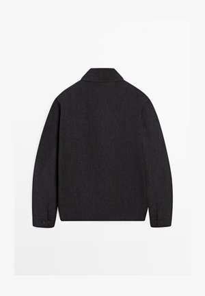 Veste à manches longues en charbon foncé avec col et poignets boutonnés, vue de dos sur fond blanc.