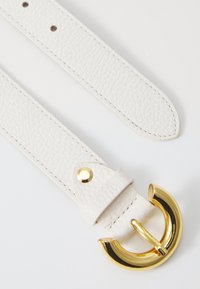 Weißer Leder Gürtel mit strukturiertem Finish, ausgestattet mit einer gebogenen goldenen Metallschnalle und einem passenden Riemen mit gestanzten Löchern und einem Druckknopf.
