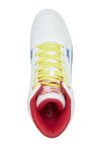 Fehér sportcipő kék díszítéssel, sárga fűzőkkel és piros belsővel. Lyuggatott felület és logó található a nyelvén.