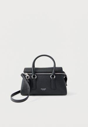 Sort læder Kate Spade håndtaske med håndtag øverst, sølv lynlås og aftagelig skulderrem på enkel lyse baggrund.