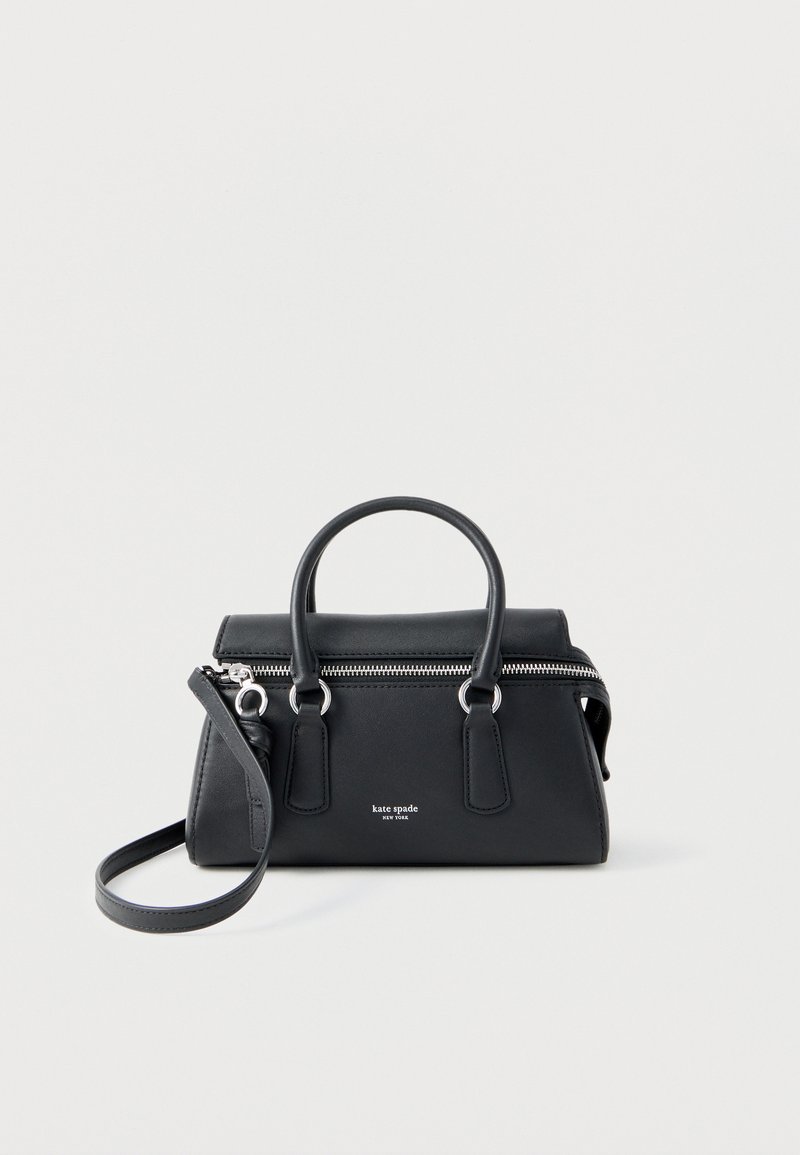 Μαύρη δερμάτινη τσάντα Kate Spade με λαβές στο πάνω μέρος, ασημένιο φερμουάρ και αποσπώμενο ιμάντα ώμου σε απλό ανοιχτό φόντο.