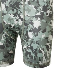 Zielono-szare kąpielówki w kamuflażu wykonane z elastycznego materiału, o dopasowanym kroju i płaskich szwach dla wygody.