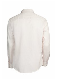 Camisa de manga larga rosa claro, fabricada con un tejido texturizado que presenta un sutil patrón geométrico, con cuello abotonado y dobladillo curvado.