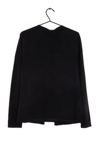 Černý top s dlouhým rukávem, volným střihem, kulatým výstřihem a žebrovanou texturou na manžetách a lemu, zavěšený na věšáku.