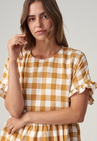 THE FATED SARAH RUFFLE - Vestido informal - tan gingham/marrón - Zalando.es