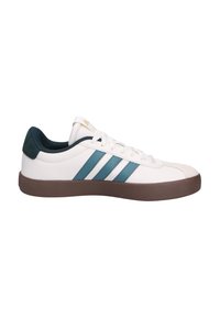 Zapatillas blancas con tres rayas verde azulado, suela de goma marrón y un acabado texturizado. El diseño incluye un talón acolchado en un verde azulado oscuro.