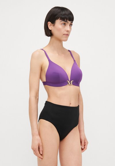 Violetti bralette, jossa on muotoillut kupit ja kultainen "M"-koriste keskellä, yhdistettynä korkeavyötäröisiin mustiin bikineihin. Sujuva kangas ja istuva muotoilu.