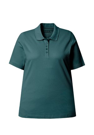 Türkises Polohemd mit kurzen Ärmeln, fünf Knöpfen und klassischem Kragen, auf weißem Hintergrund präsentiert.