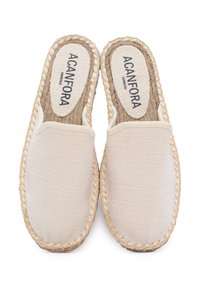 Scarpe slip-on in tela beige con suola in juta intrecciata. Parte superiore testurizzata, con una finitura liscia e logo sulla soletta.