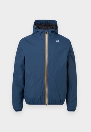 Marineblå hettejakke med glidelås foran, med gule, hvite og røde striper og en liten logo på venstre bryst.