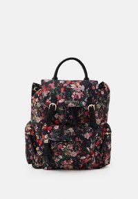 Ryggsäck med blommigt mönster i svart botten med röda och gröna accenter, flera fickor, justerbara axelremmar och ett handtag på toppen.