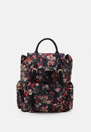 Ryggsäck med blommigt mönster i svart botten med röda och gröna accenter, flera fickor, justerbara axelremmar och ett handtag på toppen.