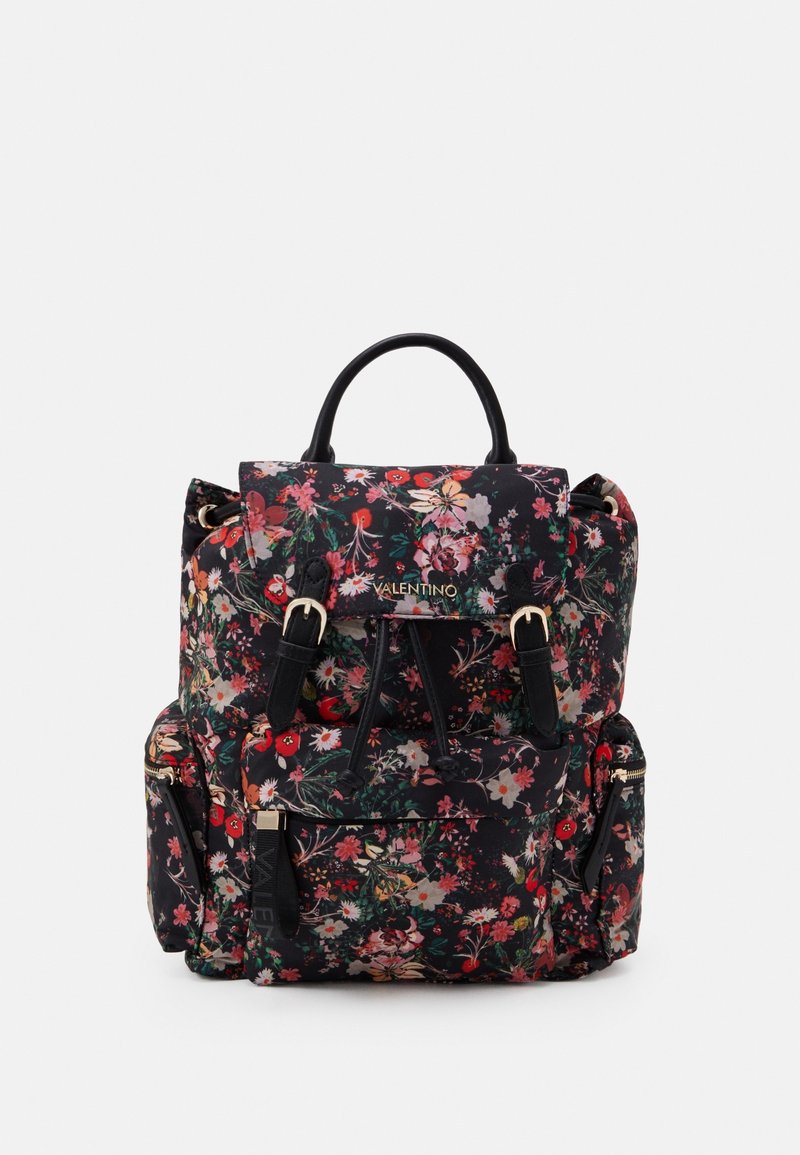 Ryggsäck med blommigt mönster i svart botten med röda och gröna accenter, flera fickor, justerbara axelremmar och ett handtag på toppen.