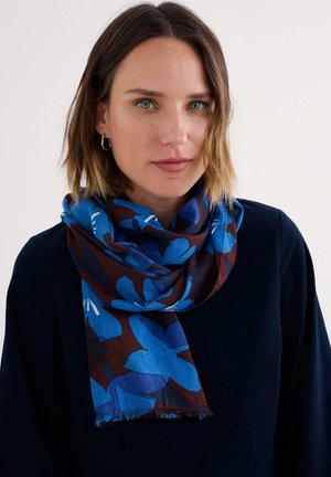 Bl scarf in Blau und Braun mit großen blauen Blüten auf einem dunkelbraunen Hintergrund, leicht und mit fransigen Kanten.