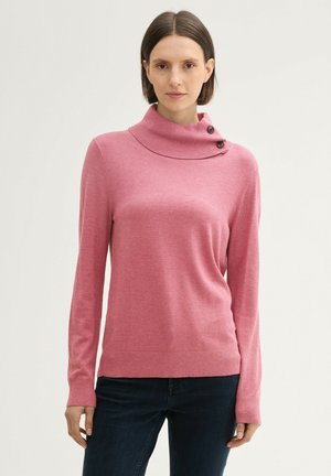 Helles rosa Sweatshirt mit einem hohen, umgeschlagenen Kragen, der drei Knöpfe hat. Hergestellt aus einem weichen Material, hat es lange Ärmel und eine figurbetonte Passform.
