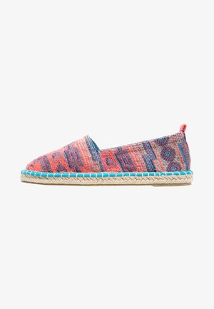 Scarpa espadrillas di stoffa colorata con motivi rosa, blu e viola, cuciture turchesi e suola in juta intrecciata, vista laterale su sfondo bianco.
